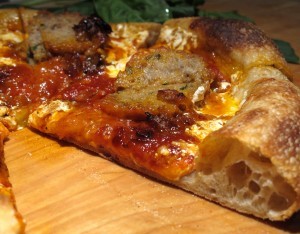 Pizza mit Fleischbällchen und karamellisierten Schalotten