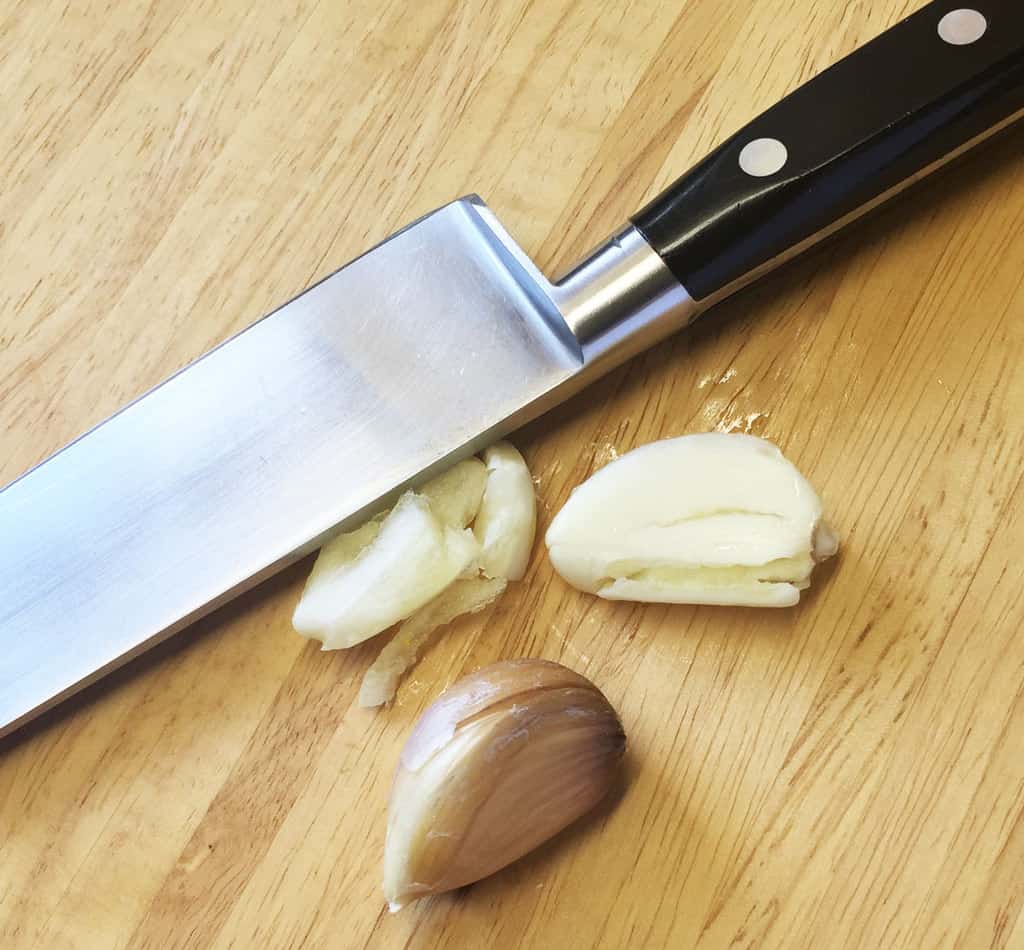 Knife and garlic